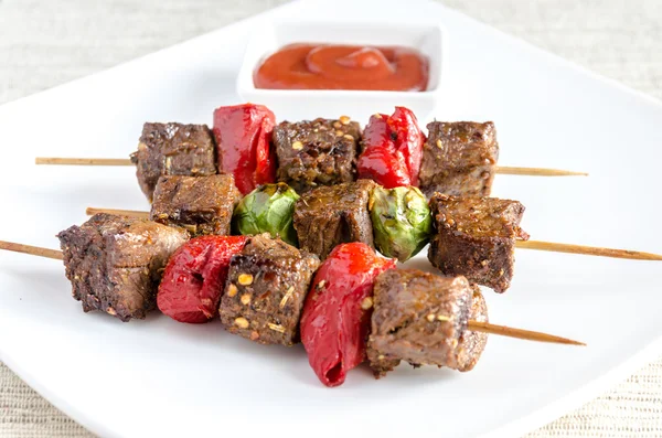Grilled beef skewers with pepper and brussels — Stock Photo, Image