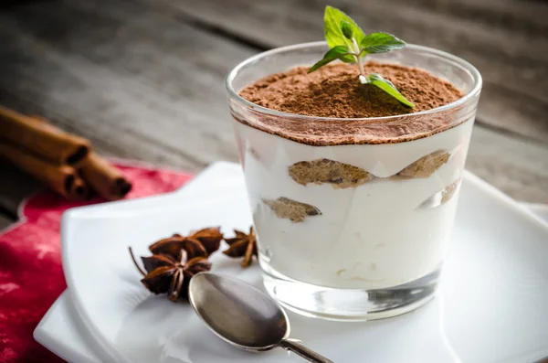 Tiramisù nel bicchiere sullo sfondo di legno — Foto Stock