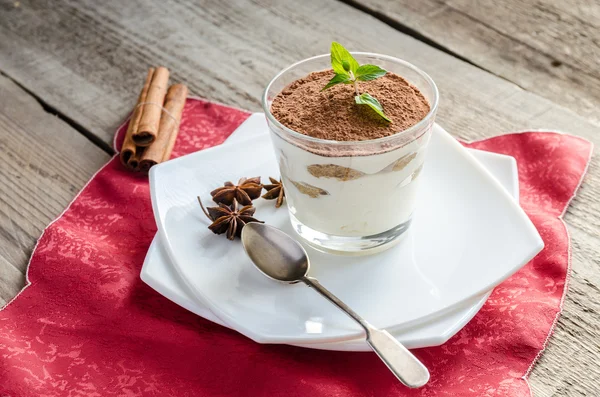 Tiramisù nel bicchiere sullo sfondo di legno — Foto Stock