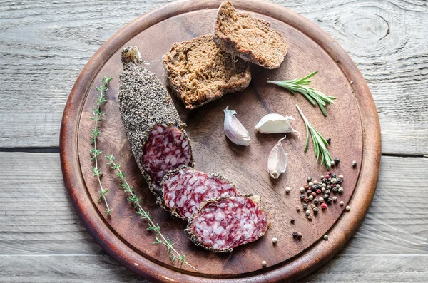 Rebanadas de salchicha Saucisson francesa con pan de centeno — Foto de Stock