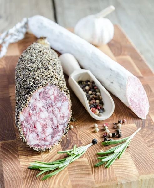 Sauce und spanische Salami auf dem Sacktuch — Stockfoto