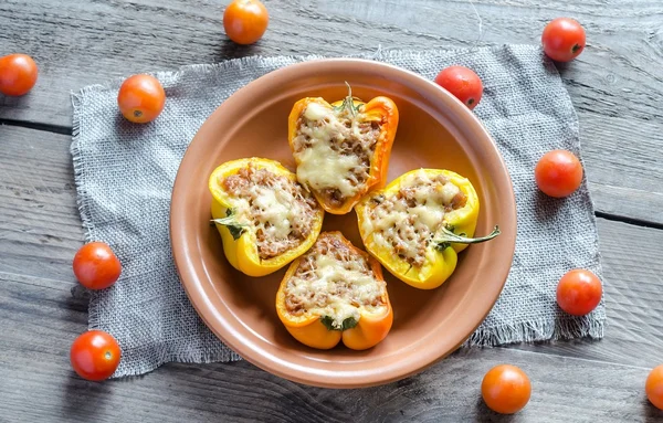 Pimientos rellenos con carne en decoración rústica — Foto de Stock