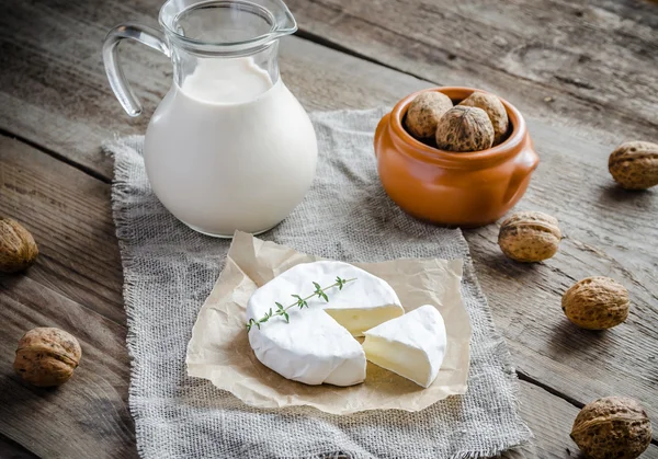Camembert con brocca di latte e noci intere — Foto Stock