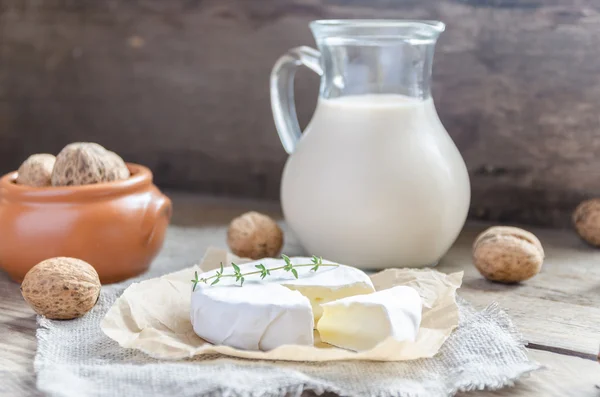 Camembert con brocca di latte e noci intere — Foto Stock