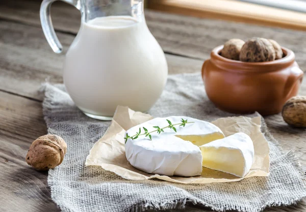 Camembert con brocca di latte e noci intere — Foto Stock