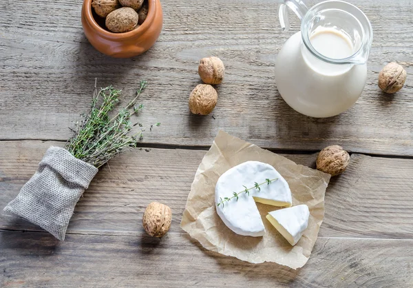 Camembert con jarra de leche y frutos secos enteros — Foto de Stock