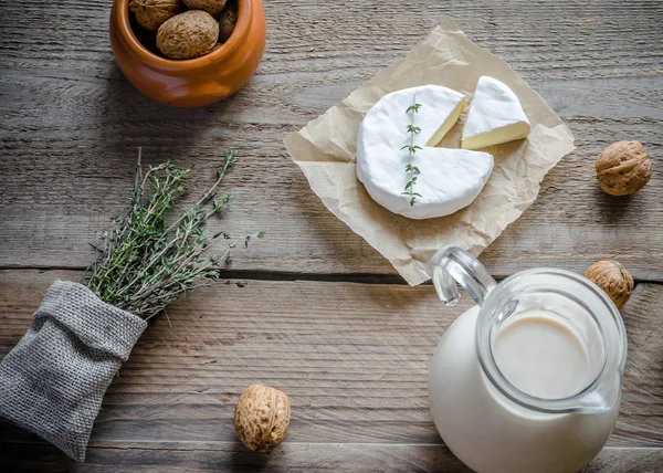 Camembert com jarro de leite e nozes integrais — Fotografia de Stock