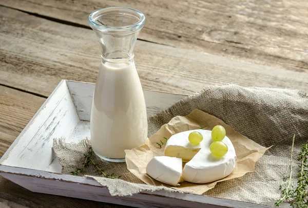 Camembert com jarro de leite — Fotografia de Stock