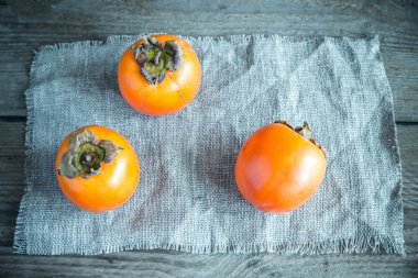 Ahşap arka plan üzerinde taze hurma