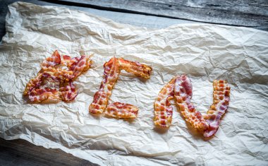 Kızarmış domuz pastırması şeritler harflerle koymak