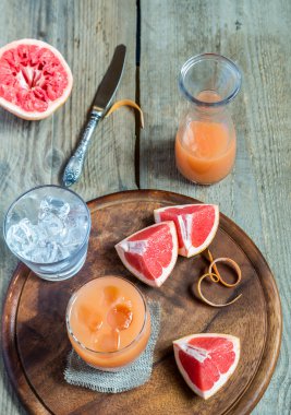 Ahşap masa üzerinde taze greyfurt