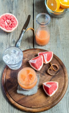 Ahşap masa üzerinde taze greyfurt