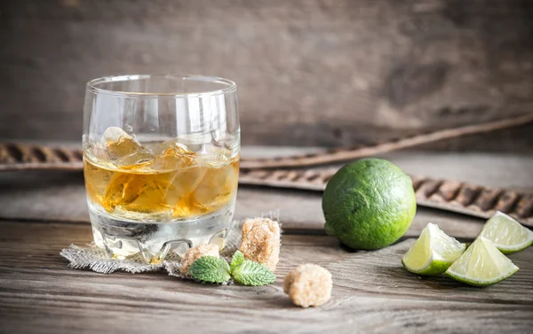 Vaso de ron sobre fondo de madera — Foto de Stock