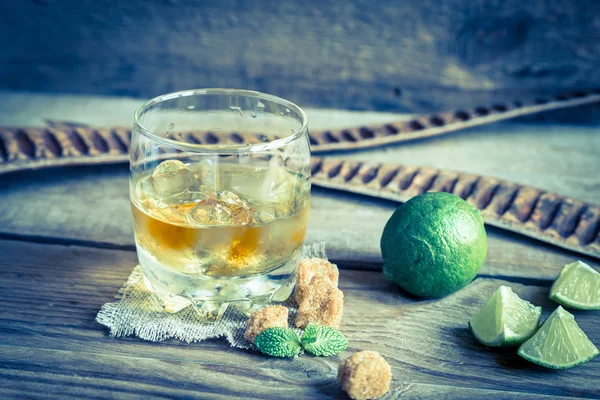 Glas Rum auf dem hölzernen Hintergrund — Stockfoto