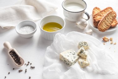 Mavi peynir ve kruton meze