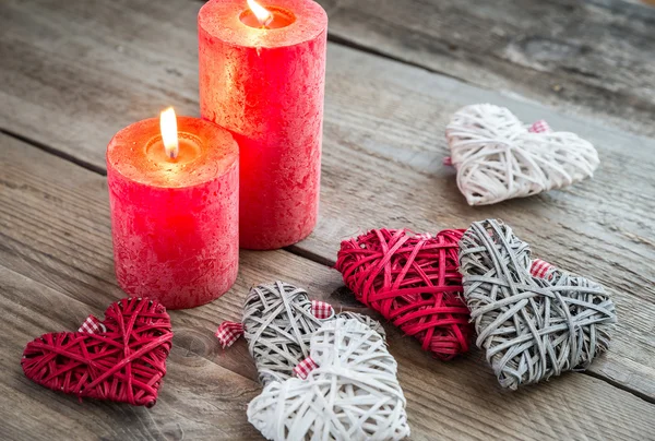 Corazones con velas encendidas en el fondo de madera — Foto de Stock