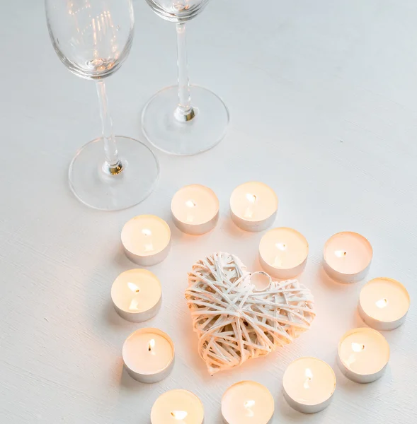 Twee glazen met kaarsen branden — Stockfoto