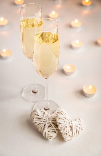 İki bardak şampanya mumlar ile — Stok fotoğraf