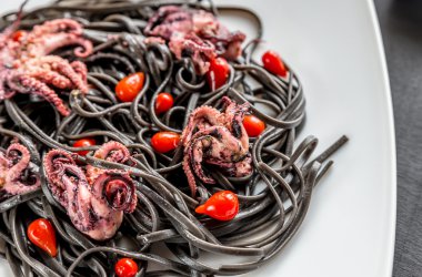 Siyah mürekkep balığı mürekkep ve küçük ahtapot ile makarna