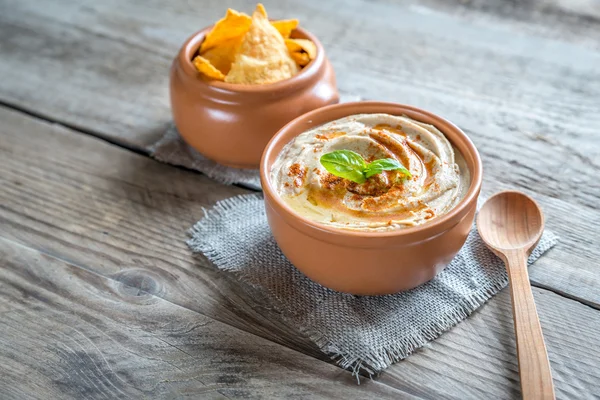 Miskę hummus z chrupek — Zdjęcie stockowe