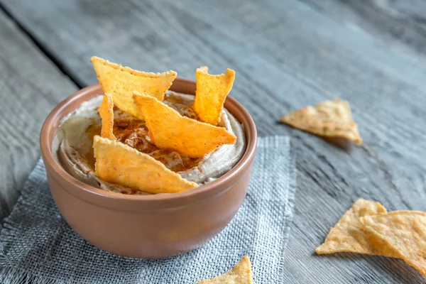 En skål med hummus med majschips — Stockfoto