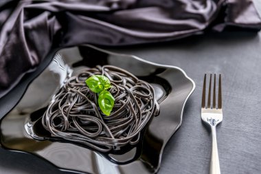 Buğday tohumu ve siyah mürekkep balığı mürekkep ile makarna