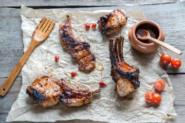 Ahşap arka plan üzerinde ızgara domuz kaburga