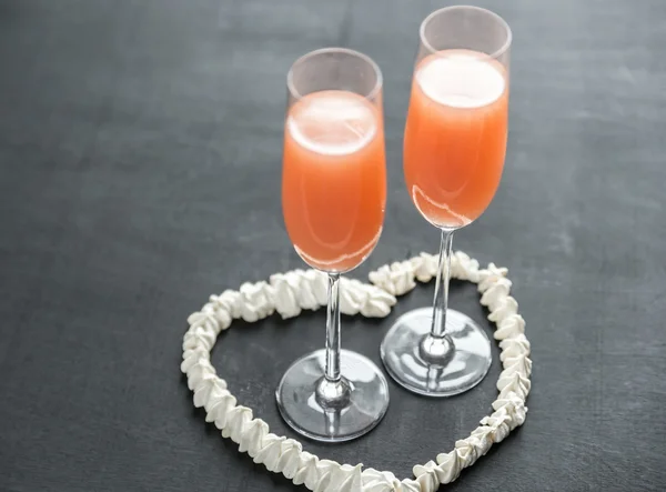 Dois cocktails bellini dentro do coração de merengue — Fotografia de Stock