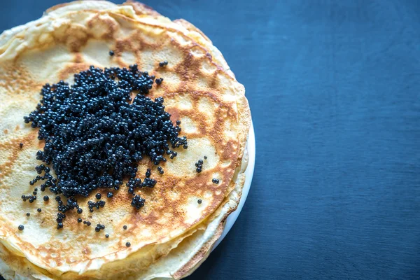 Stapel van pannenkoeken met zwarte kaviaar — Stockfoto