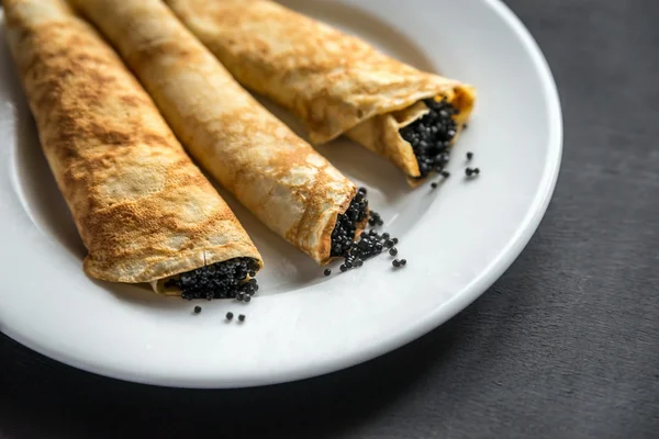 Crepes com caviar preto — Fotografia de Stock