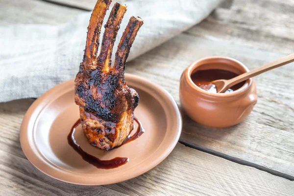 Costillas de cerdo a la parrilla en el fondo de madera — Foto de Stock