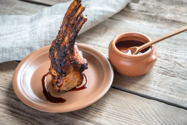 Côtes de porc grillées sur le fond en bois — Photo