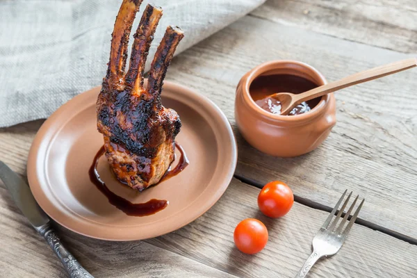 Costillas de cerdo a la parrilla en el fondo de madera — Foto de Stock