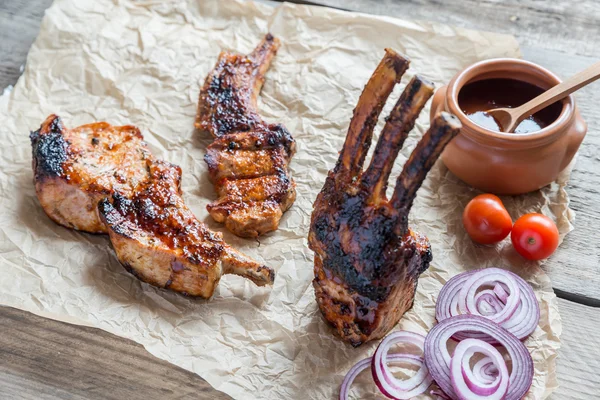 Grilled pork ribs on the wooden background — Stock Photo, Image