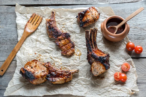 Grillezett sertésborda, a fából készült háttér — Stock Fotó