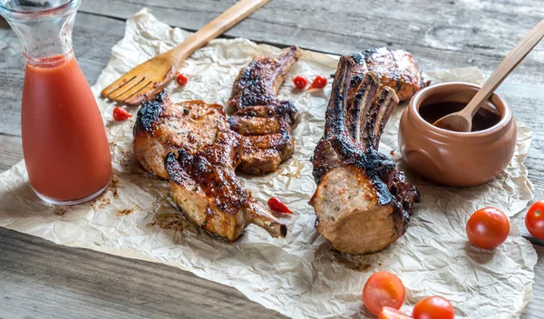 木製の背景に焼き豚カルビ — ストック写真