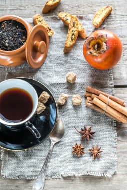 Baharatlar ve çerezler ile meyve çayı