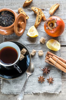 Baharatlar ve çerezler ile meyve çayı