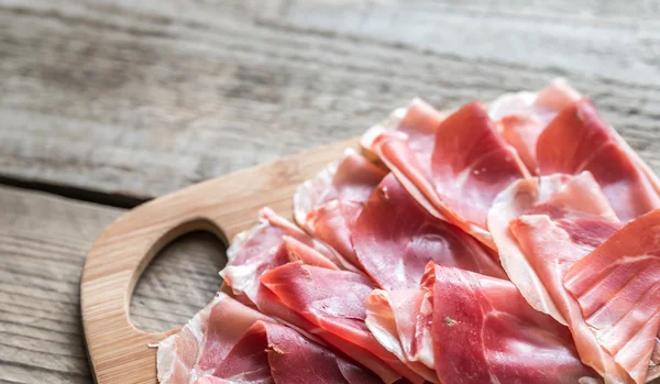 Rodajas de jamón en la tabla de madera —  Fotos de Stock