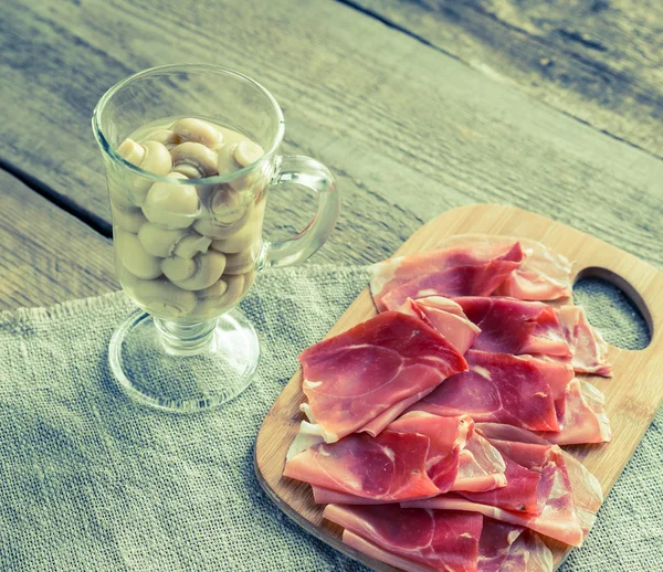 Segmenten van Jamón op de houten bord — Stockfoto