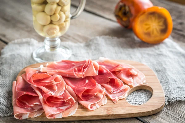 Segmenten van Jamón op de houten bord — Stockfoto