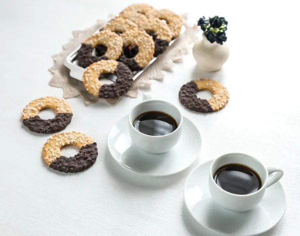 Biscoitos de chocolate com duas xícaras de café — Fotografia de Stock