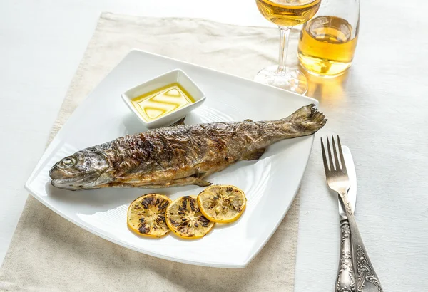 Grilled trout with lemon — Stock Photo, Image