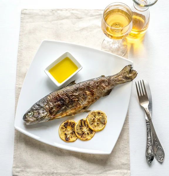 Grilled trout with lemon — Stock Photo, Image