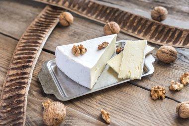 Brie peyniri fındık