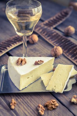 Brie peyniri fındık