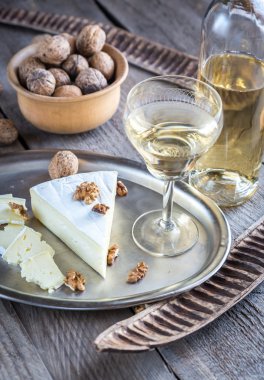 Brie peyniri fındık