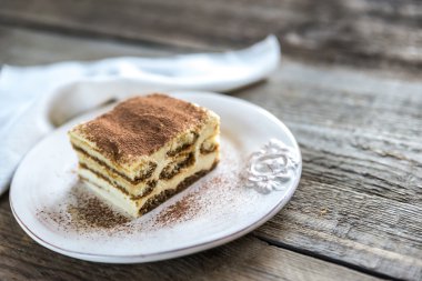 Tiramisu ahşap arka plan üzerinde plaka üzerinde