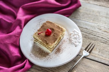 Tiramisu ahşap arka plan üzerinde plaka üzerinde
