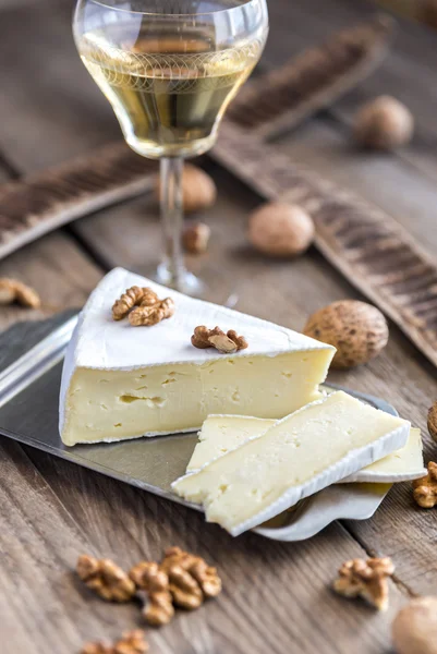 Queijo Brie com nozes — Fotografia de Stock